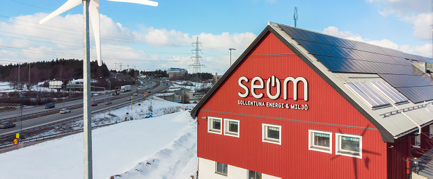 SEOMs röda byggnad, vinter och snö runtomkring.