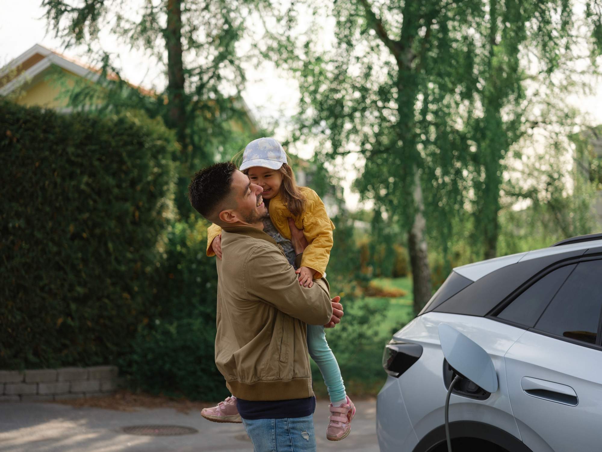 far med dotter laddar sin elbil hemma