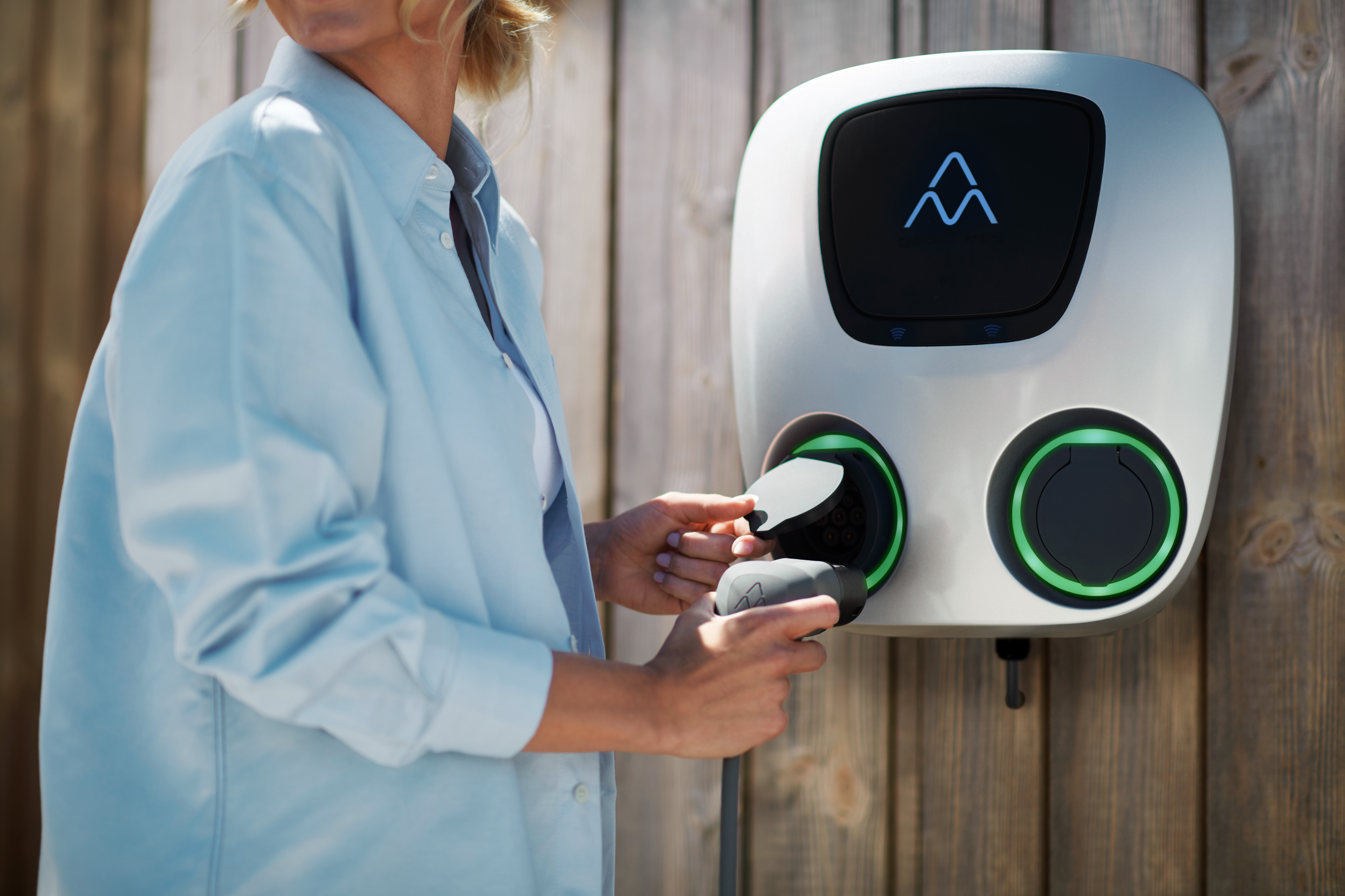 Kvinna vid sin laddstolpe